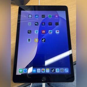 Apple iPad 7th Gen 32GB TikTok